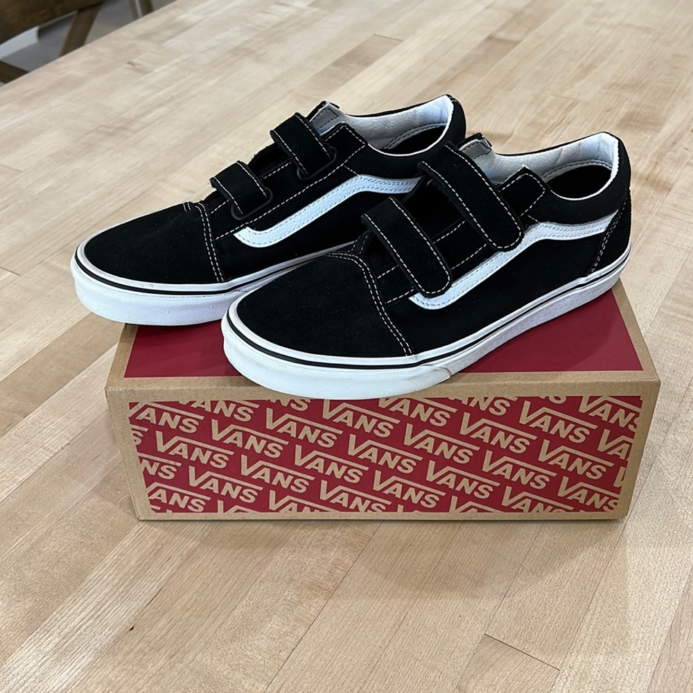 Vans Old School V Juniors Black & True White Velcro Shoes, Big Kids 7,worn once.